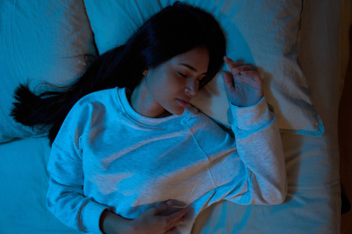 Die Augen machen auch im Schlaf keine Pause – vielmehr gehen sie in eine aktive Erholungsphase über. / © Getty Images/David Espejo