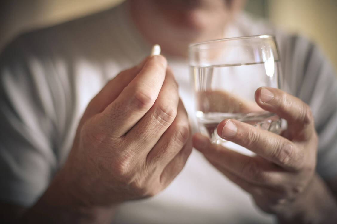 Eisenpräparate sollten nicht gelutscht oder zerkaut werden (Risiko von Mundgeschwüren und Zahnverfärbungen), sondern unzerkaut mit einem Glas Flüssigkeit, zum Beispiel Leitungswasser oder Orangensaft, eingenommen werden. / Foto: Getty Images/Mladen Zivkovic