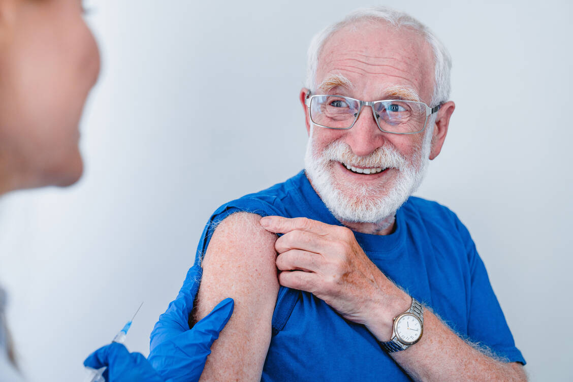 Impfungen gegen Atemwegserreger wie Covid-19 oder Influenza können dazu beitragen, Risikogruppen vor schweren Krankheitsverläufen zu schützen. / © Shutterstock/Creative House