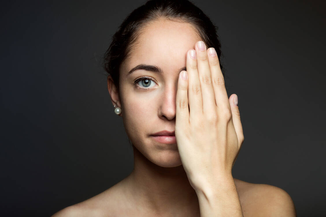Eine Gesichtslähmung mit herunterhängenden Mundwinkeln oder halb geschlossenem Auge kann für Betroffene sehr belastend sein. / Foto: Getty Images/nensuria