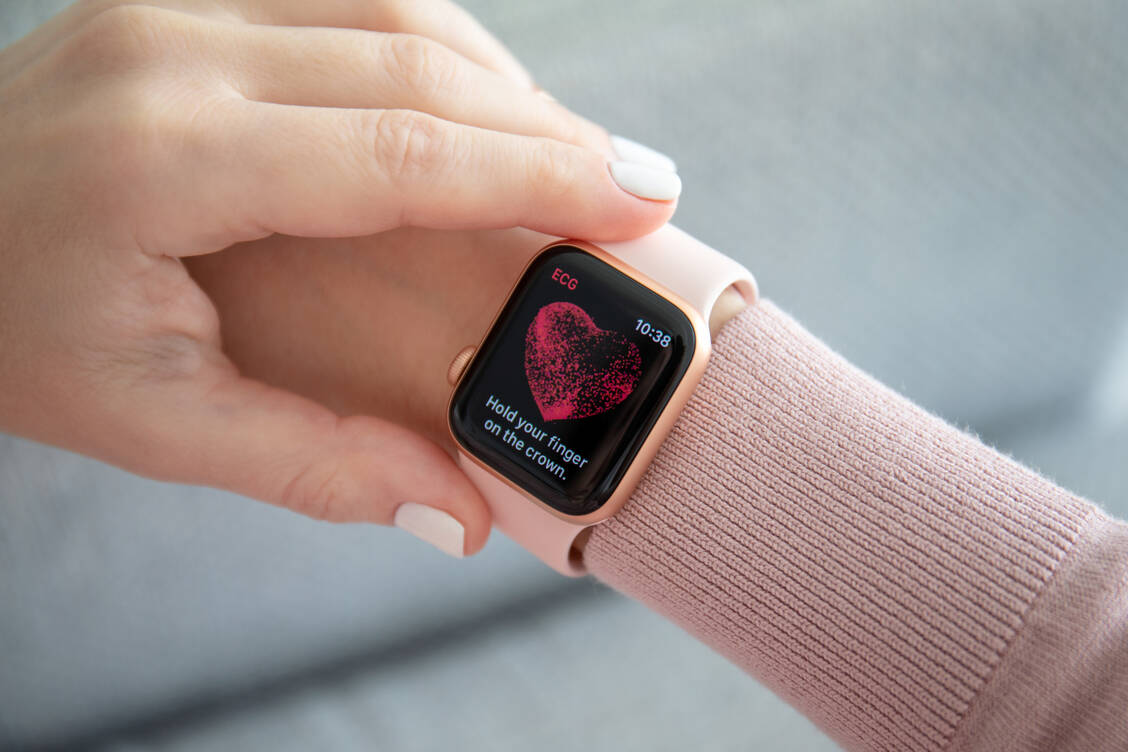 In den Apotheken hierzulande sind Wearables bislang noch nicht angekommen. Dabei sehen Experten dahinter sehr viel Potenzial. / Foto: Adobe Stock/Denys Prykhodov