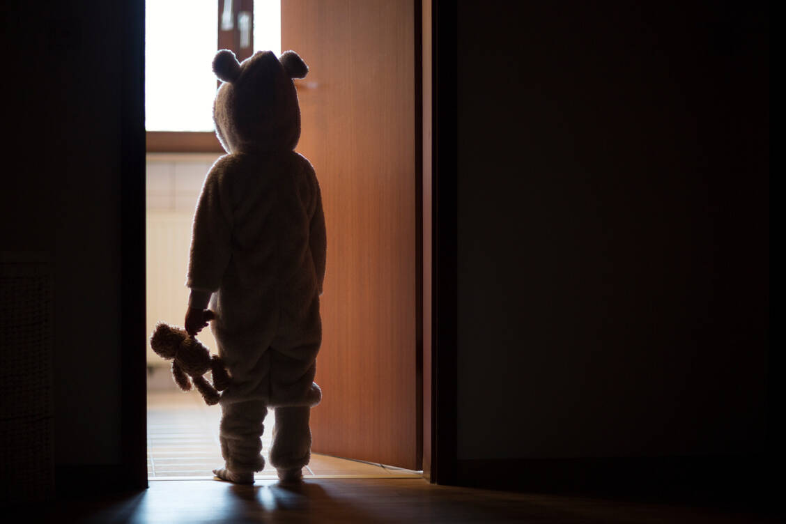 Können Kinder abends nicht einschlafen, sollten keine Mittel für Erwachsene – wie Melatonin – einfach weitergereicht werden. Besser ist es, eine gute Schlafroutine einzuführen. / Foto: Getty Images/Elva Etienne