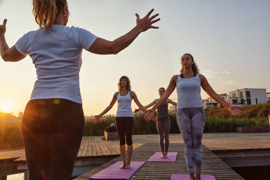 Gesundheitskurse wie beispielsweise Yoga werden dann (anteilig) von der Krankenkasse bezahlt, wenn das Kurskonzept sowie der Kursleiter von der sogenannten Zentralen Prüfstelle Prävention geprüft und zertifiziert worden ist. / Foto: Getty Images/SilviaJansen