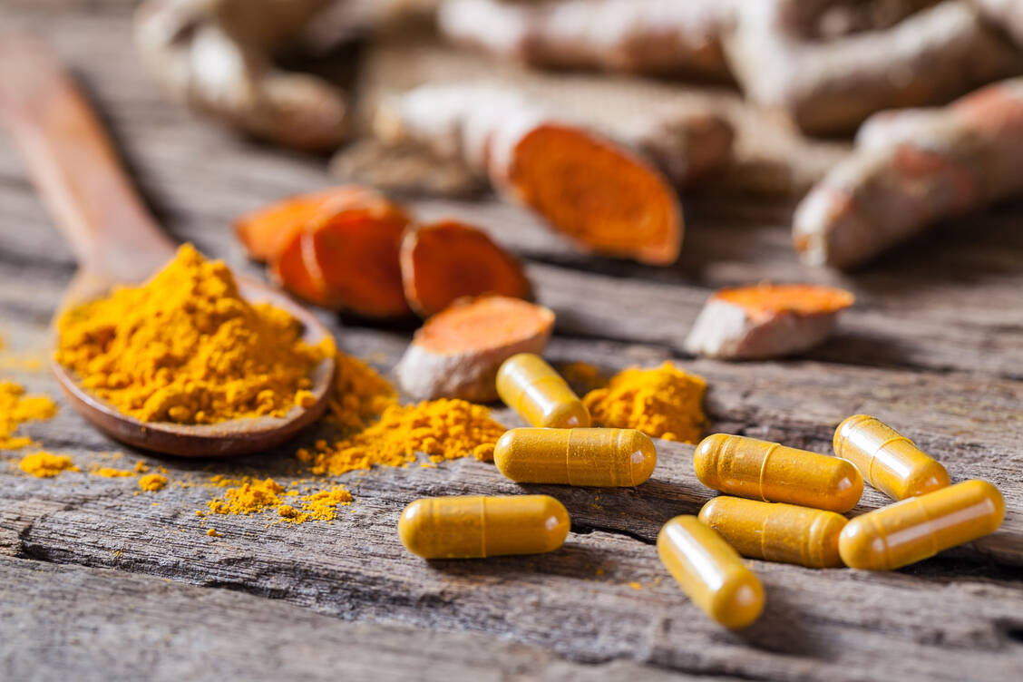 Curcuma ist ein beliebtes Gewürz und Curry-Bestandteil. Zunehmend kommt der Extrakt auch als Nahrungsergänzungsmittel zum Einsatz. / © Getty Images/yokeetod