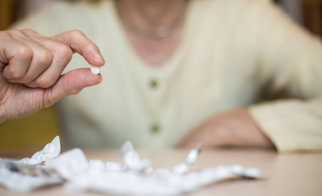 Drei freiverkäufliche Mittel, die gegen Schmerzen helfen, jedoch nicht immer in gleichem Maße angebracht sind. Manchmal wirkt ein Mittel besser als das andere – und manche Menschen sollten auf bestimmte Wirkstoffe ganz verzichten. / © Adobe Stock/Rainer Fuhrmann