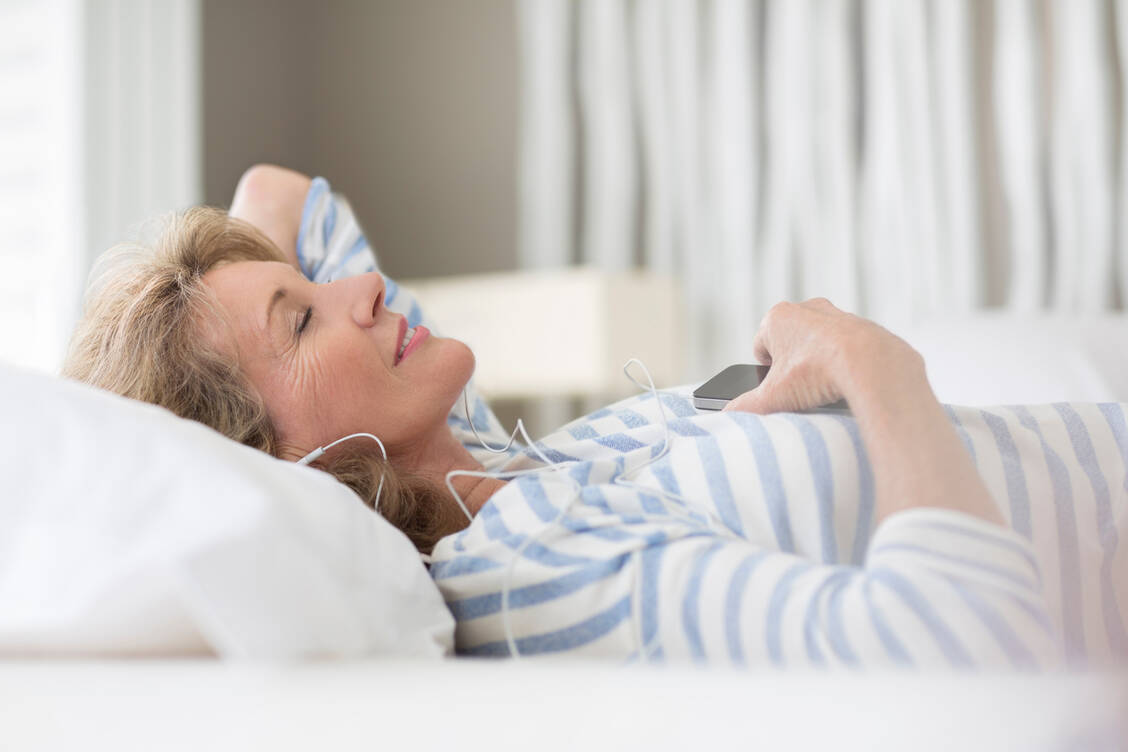Nach einer Operation Musik zu hören, kann Ängste nehmen und die Regeneration verbessern. / © Adobe Stock/Tom Merton/KOTO