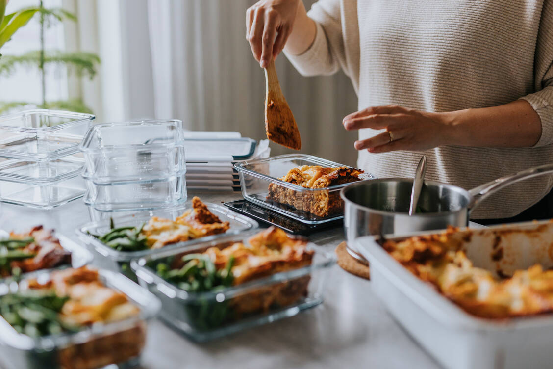 Beim Meal Prep gilt eine strenge Reihenfolge, um eine Kreuzkontamination mit Keimen zu verhindern. / © Getty Images/Johner Images
