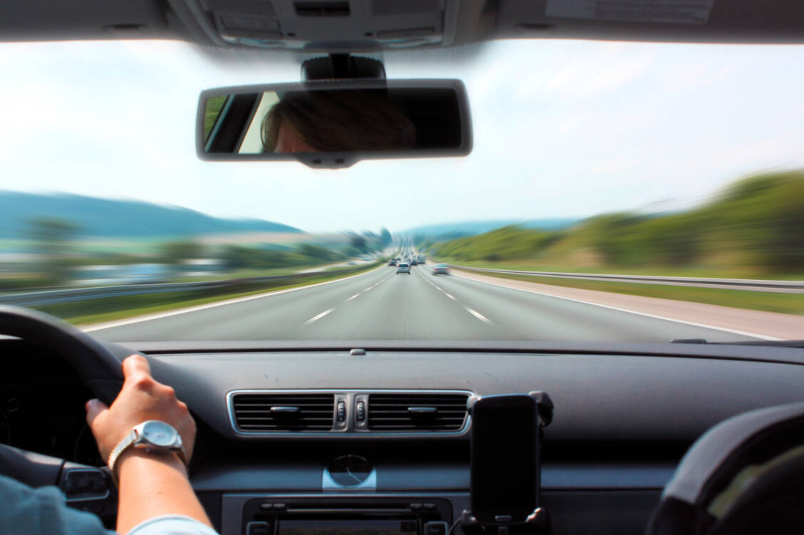 Schon mit wenig Alkohol reagieren Autofahrer deutlich langsamer, schätzen Geschwindigkeiten falsch ein und sind risikobereiter. / Foto: Adobe Stock/Pictures4you