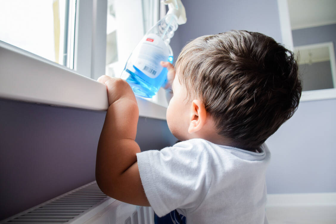 Alles, was bunt ist, ist für Kinder verlockend: Wasch- und Reinigungsmittel liegen bei den Vergiftungsverdachtsfällen ganz vorne.  / Foto: Adobe Stock / ruslanita