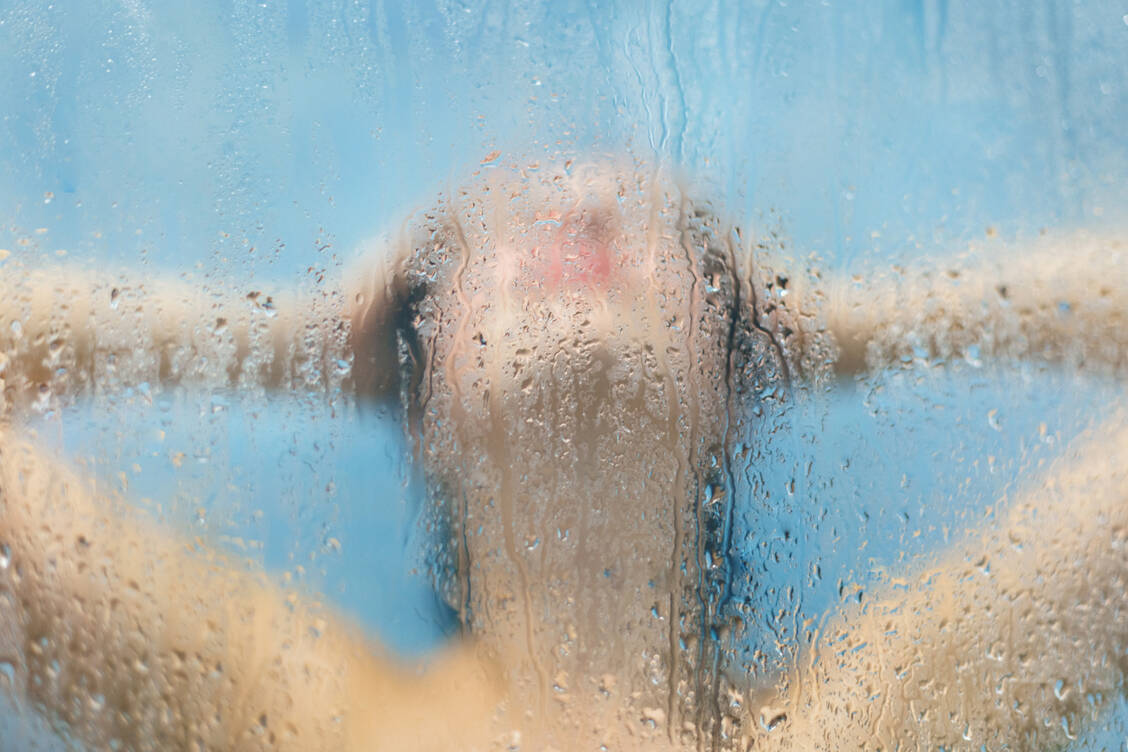 Legionellen lieben es feucht, und so kann eine ausgiebige Dusche zur Gesundheitsgefahr werden.  / Foto: Adobe Stock/sementsova321