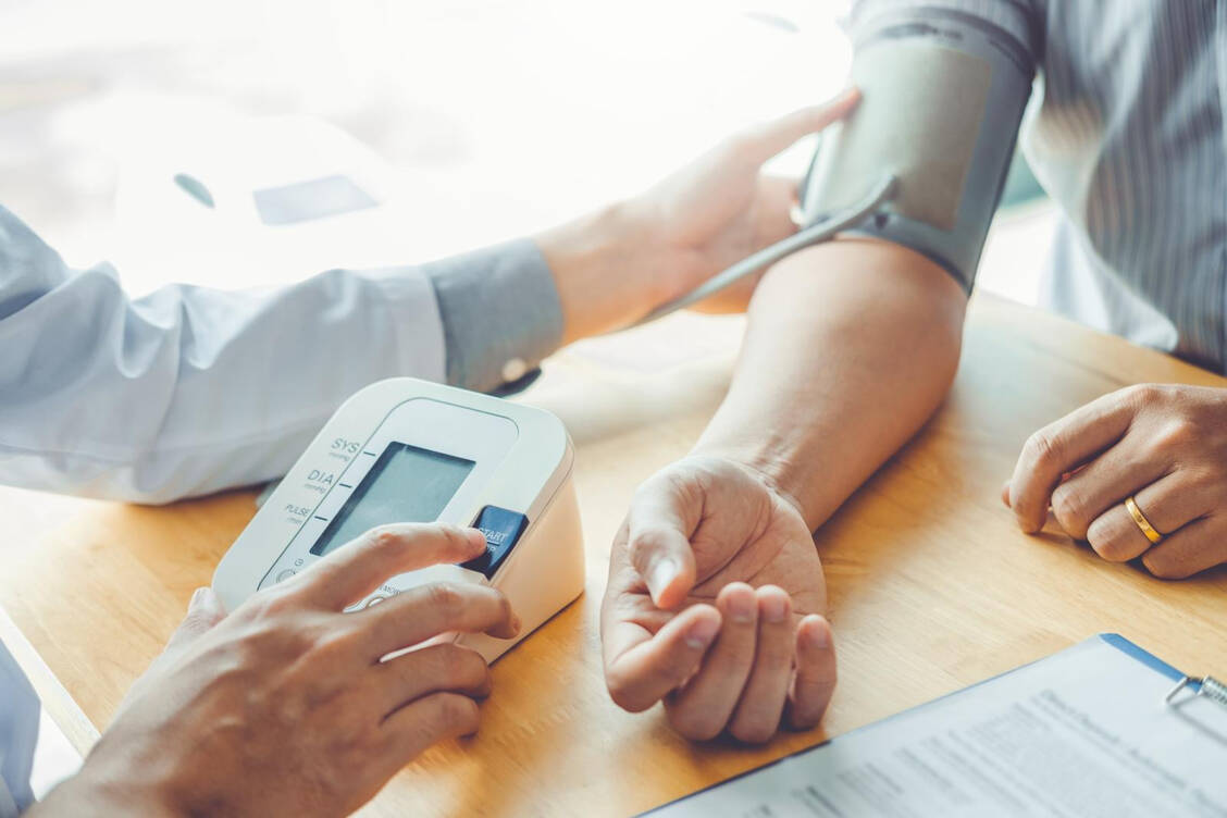 In mehr als zehn Prozent der Fälle ist Bluthochdruck auf eine Erkrankung der kleinen Nebennieren zurückzuführen. / Foto: Adobe Stock/joyfotoliakid