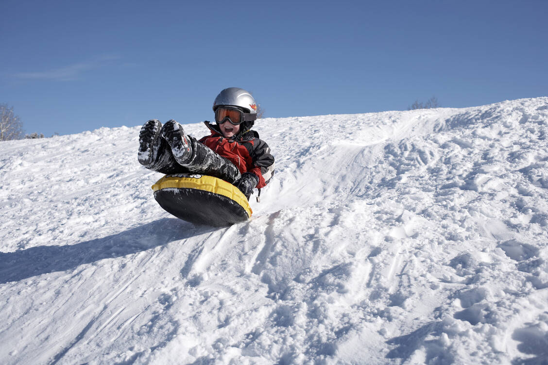 So steht dem Rodel-Spaß nichts mehr im Wege – gut geschützt mit dicker Kleidung und Helm. / Foto: Getty Images/Gregory Costanzo