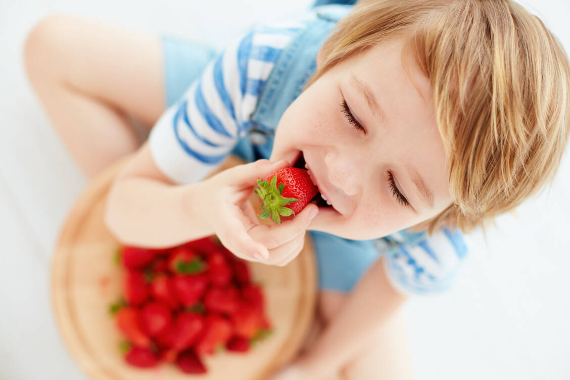 Nicht mehr allzu lange, dann haben Erdbeeren wieder Saison. Aber nicht jedem Menschen bekommen die Früchtchen – oder überhaupt Obst. / © Adobe Stock/Olesia Bilkei