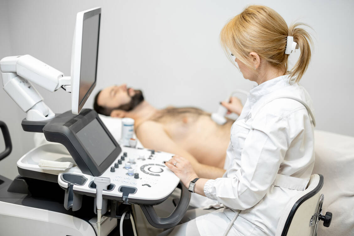 Mithilfe einer Ultraschalluntersuchung lassen sich die Leber und mögliche Erkrankungen gut abbilden. / © Adobe Stock/rh2010