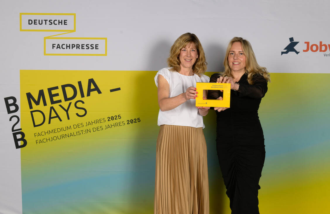 Nahmen den Preis für die »Beste Veranstaltung« entgegen: Marketingleiterin Maria Scholz (links) und Madlen Bürge, Geschäftsbereichsleiterin Messen und Kongresse, von der Avoxa – Medien / © Ole Bader
