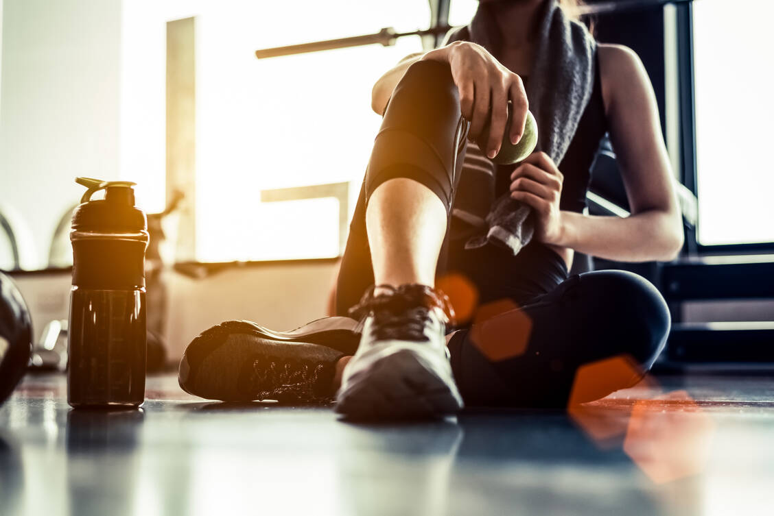 Wer länger und intensiver Sport treibt, sollte zwischendurch Flüssigkeit zu sich nehmen – am besten eine dünne Saftschorle. / Foto: Adobe Stock/Shutter2U