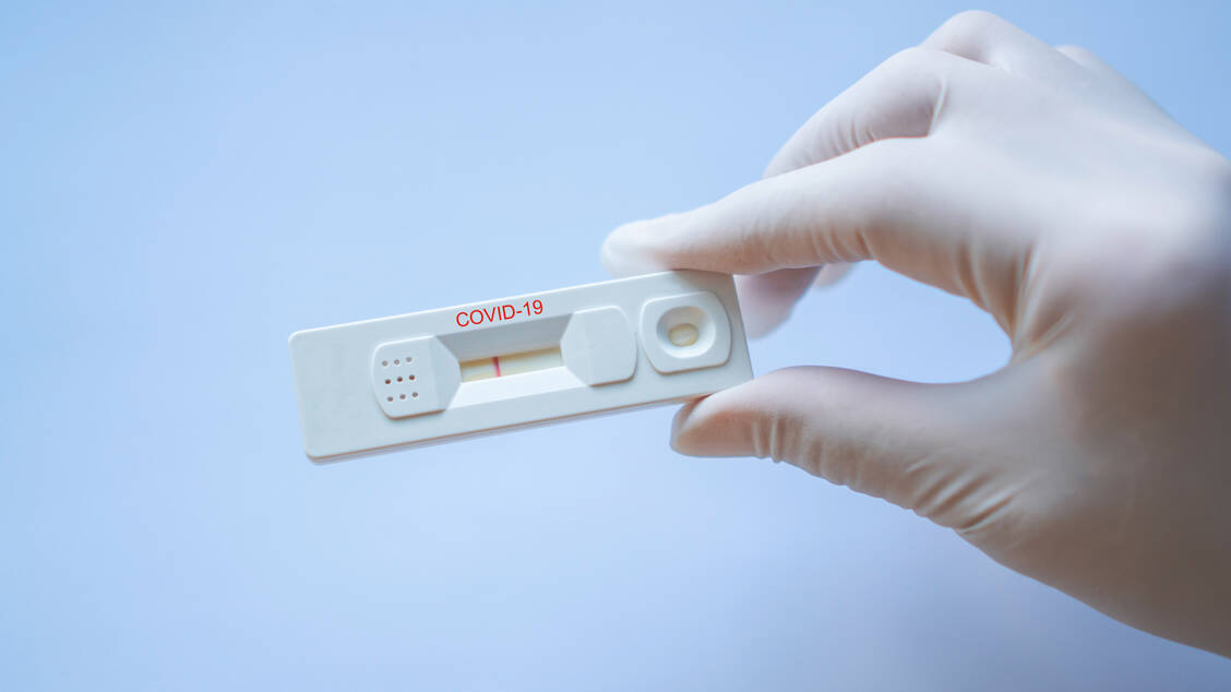 Werden in einer Apotheke Schnelltests auf Covid-19 durchgeführt, ist das Apothekenpersonal einem hohen Infektionsrisiko ausgesetzt. / Foto: Adobe Stock/sutthinon602