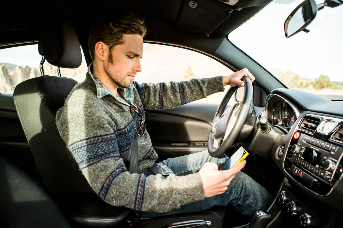 Elektronische Geräte dürfen während des Autofahrens nicht in die Hand genommen werden – auch wenn es um das Checken des Glukosespiegels geht. Besser rechts ranfahren! / Foto: Getty Images/Jordan Siemens