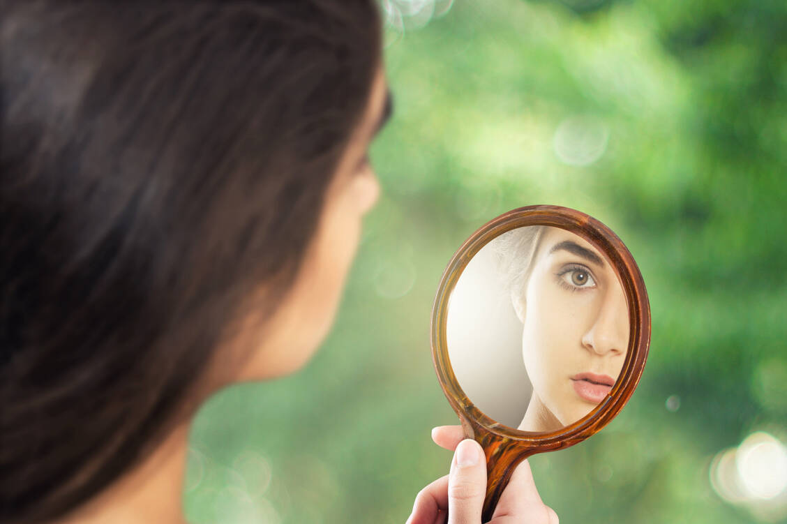 Furunkel entstehen häufig im Gesicht, am Hals oder im Nacken. / Foto: Adobe Stock/lassedesignen