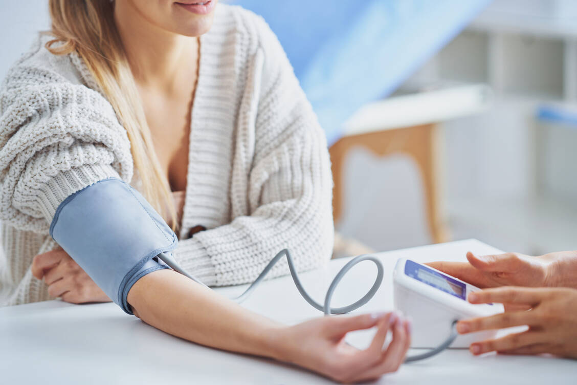 Apotheken sollen zukünftig in spezielle Check-ups zu Herz-Kreislauf-Erkrankungen eingebunden werden. / Foto: Getty Images/macniak