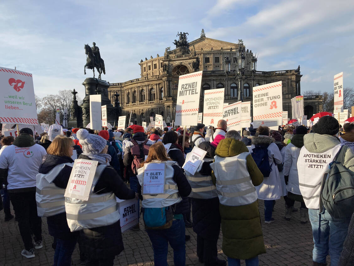 Apothekenteams haben immer wieder protestiert – hier in Dresden –, damit die Politik die Situation der Vor-Ort-Apotheken verbessert. / Foto: PZ/Tebroke
