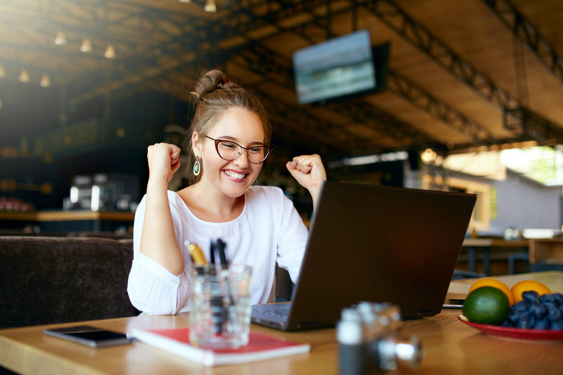 Herausforderung gemeistert! Positiver Stress treibt Menschen an und motiviert sie zu herausragenden Leistungen. / © Adobe Stock/artiemedvedev