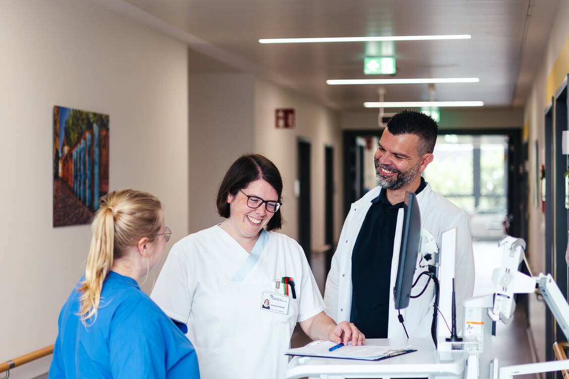 Durch die enge Zusammenarbeit lernen die verschiedenen Berufsgruppen viel voneinander.  / © Krankenhaus der Barmherzigen Brüder Trier