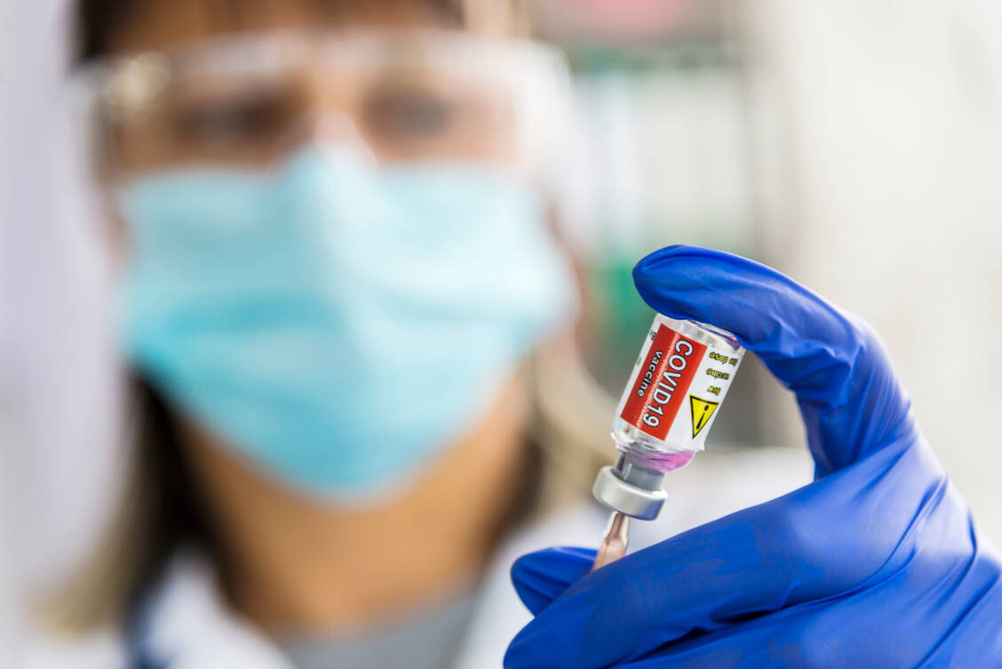 Bei der Arbeit in Impfzentren ist pharmazeutisches Know-how gefragt.  / Foto: Getty Images/Georgi Nutsov