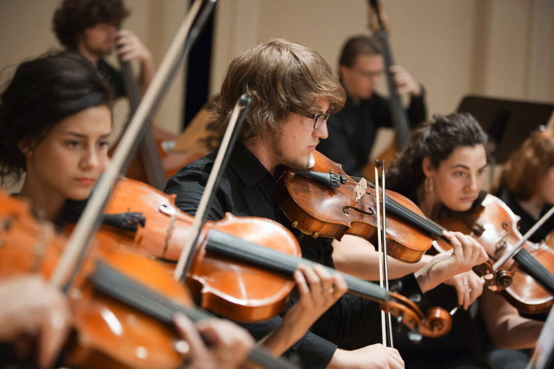 Ein Konzertbesuch kann sich positiv auf Menschen mit einer Demenz auswirken. / © Getty Images/Hill Street Studios