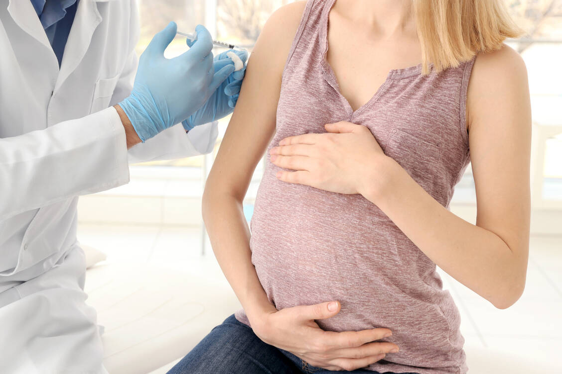 Gynäkologische Fachgesellschaften machen deutlich, Schwangere sollten aufgrund des erhöhten Covid-19-Risikos bei der Impfung priorisiert werden. / Foto: ©Africa Studio - stock.adobe.com