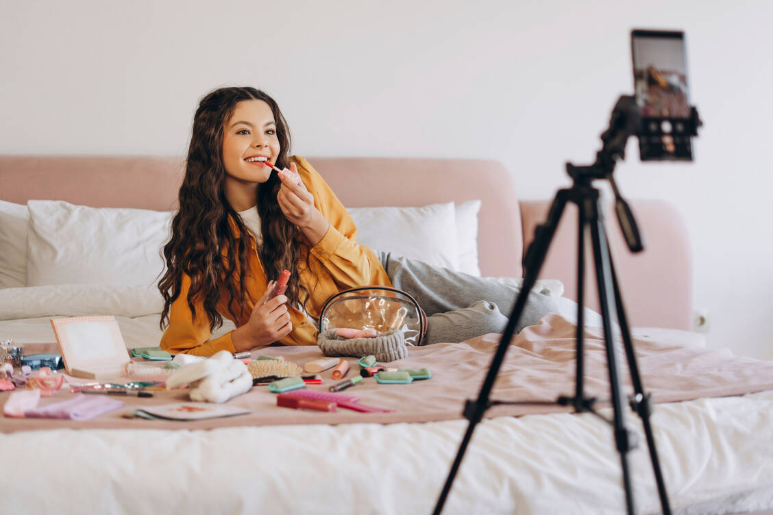 Seit Menschen in den sozialen Medien Gesundheitsunsinn verbreiten, müssen PTA auch zu diesen Themen beraten. / © Adobe Stock/Maria Vitkovska