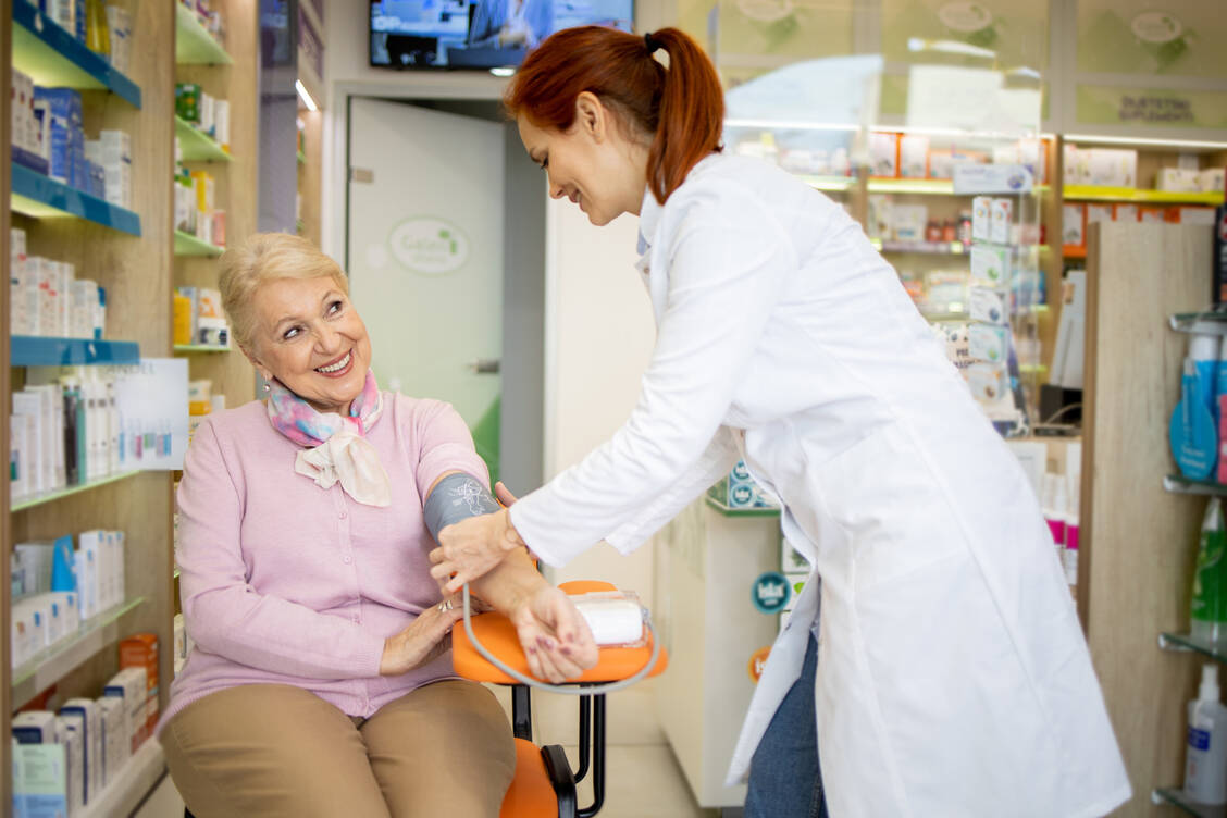 Den Blutdruck messen und das Risiko des Patienten auswerten: Diese pharmazeutische Dienstleistung dürfen PTA eigenverantwortlich durchführen. Beim PTA-Gipfel in Düsseldorf lernten PTA-Schülerinnen und -Schüler, wie es geht. / © Getty Images/Rockaa