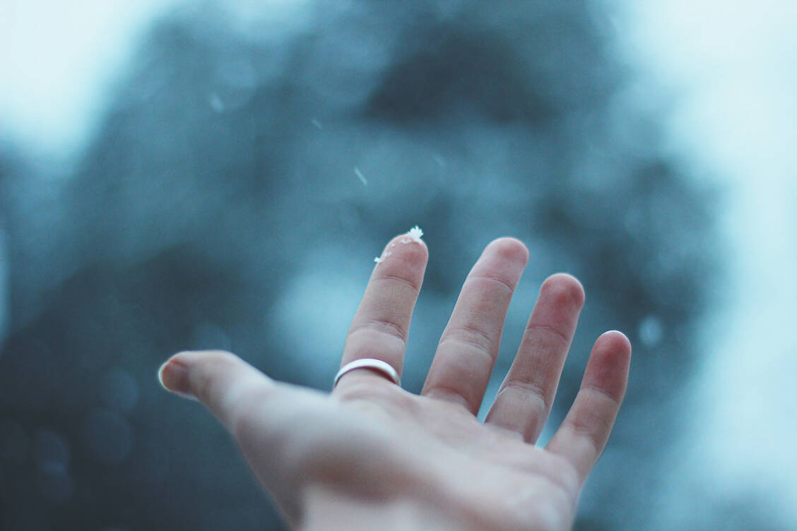 Schneeflocken haben einen langen Weg hinter sich, wenn sie von der Wolke auf der Erde ankommen – sie sind ein bis drei Stunden unterwegs. / Foto: Getty Images/Anne Lund Houmller / EyeEm