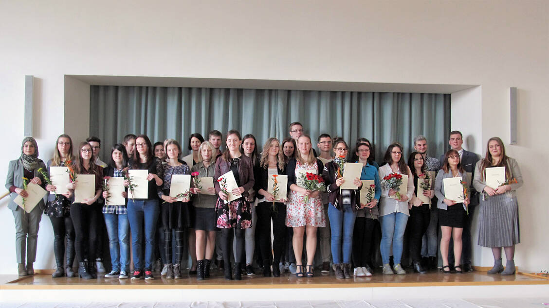 Erfolgreich abgeschlossen: 33 Schülerinnen und Schüler freuen sich über ihre Abschlusszeugnisse. / Foto: privat