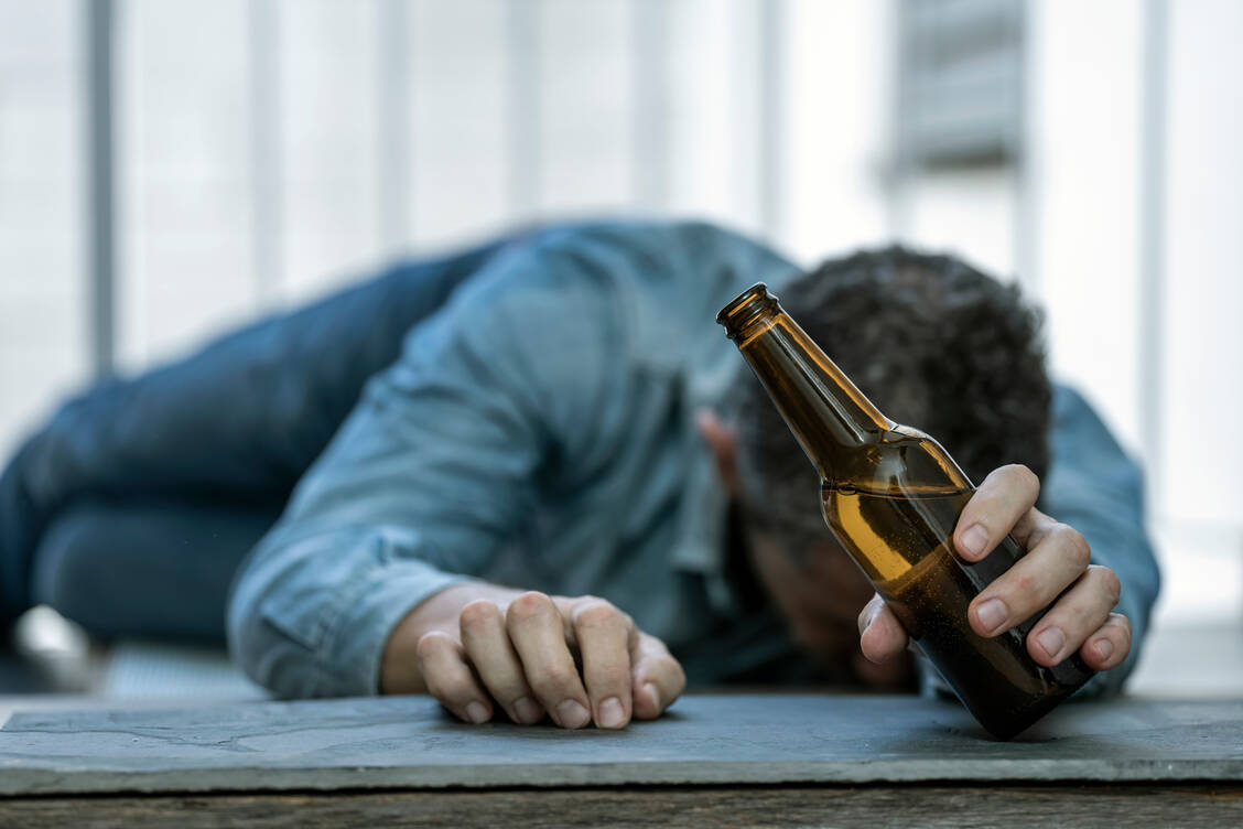 Eine Alkoholvergiftung ist ein Notfall und muss im Krankenhaus behandelt werden. / © Getty Images/Rafa Jodar