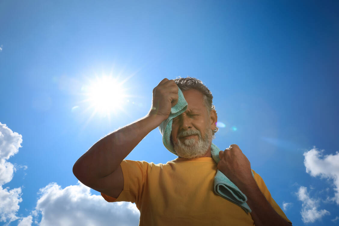Bei Hitze verliert der Körper viel Flüssigkeit. Das kann besonders für manche Menschengruppen gefährlich werden. Doch auch Gesunde sollten  bei hohen Temperaturen auf einen ausgeglichenen Flüssigkeitshaushalt achten – und viel trinken. / © Getty Images/Liudmila Chernetska