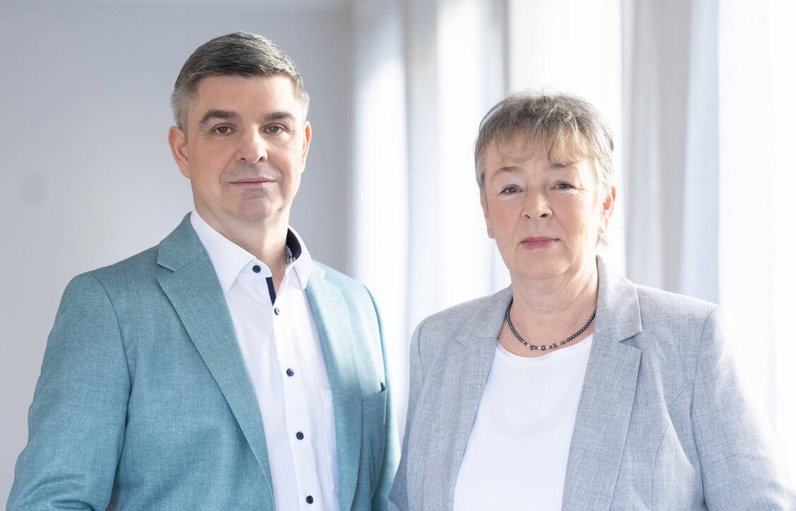 Viele der überwiegend weiblichen Apothekenangestellten können von ihren Rentenansprüchen später kaum leben. Andreas May und Tanja Kratt, Adexa-Bundesvorstand, fordern daher bessere Rahmenbedingungen für die Altersrente. / © Adexa/Angela Pfeiffer