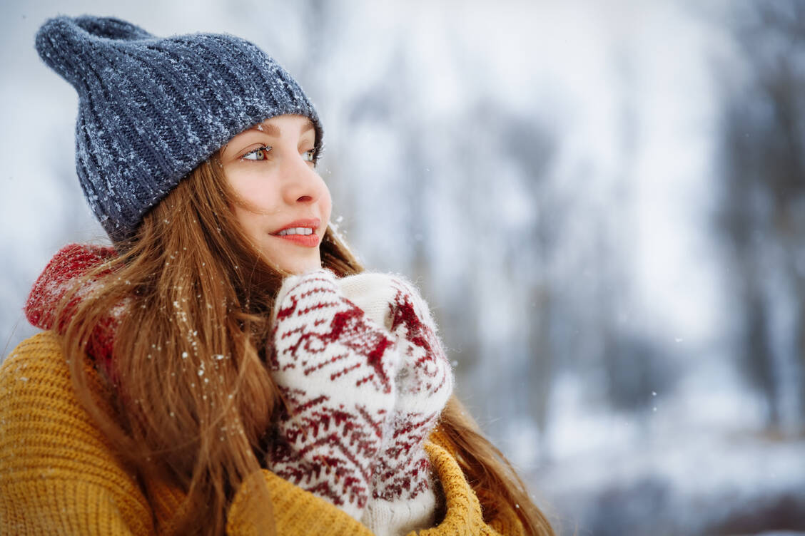Mütze, Handschuhe, Schal und warme Socken – warm ausgerüstet lässt es sich draußen gut aushalten: Das tut Körper und Seele auch im Winter gut. / Foto: Adobe Stock/Aliaksandr Barouski