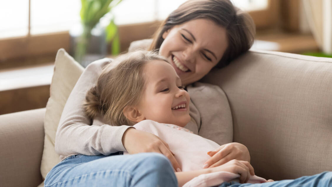 Kinder lernen eigenes Bindungsvermögen und Empathie ganz erheblich aus den Gesichtern ihrer Eltern. / © Adobe Stock/fizke