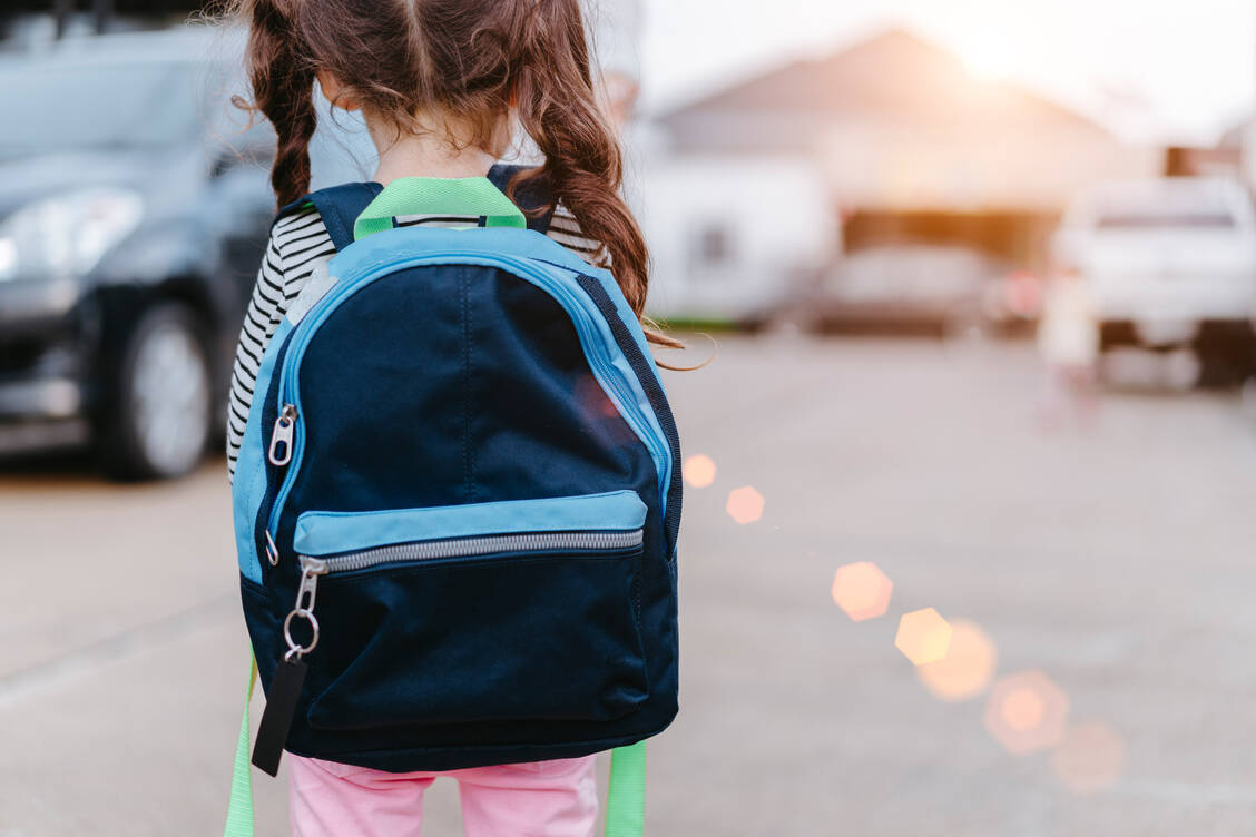 Rückenschmerzen bei Kindern sind meist nicht auf den Schulranzen zurückzuführen. / © Getty Images/champpixs