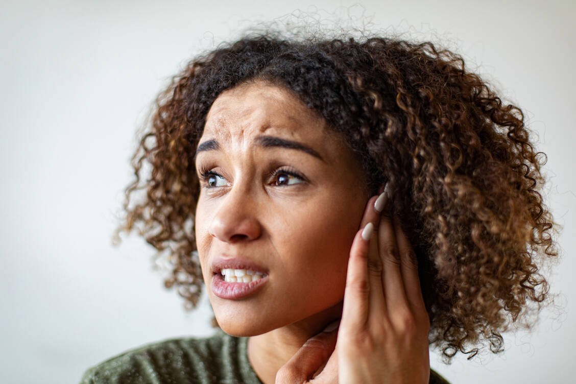Tinnitus kann unerträglich werden und Betroffene nach jedem Strohhalm greifen lassen. Doch viele im Internet angebotene Maßnahmen sind wenig zielführend, manche sogar gefährlich. / Foto: Getty Images/vitapix