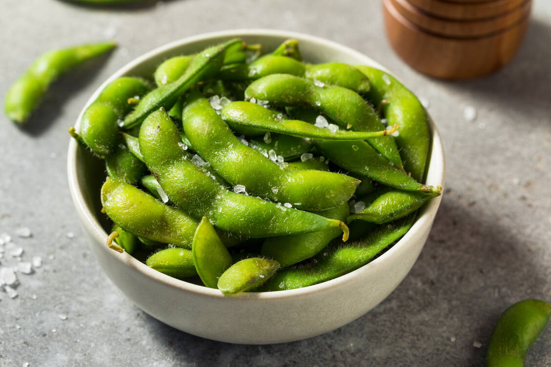 Gesunde Bohnen: In Japan sind Edamame eine traditionelle Knabberei. / Foto: Adobe Stock/Brent Hofacker