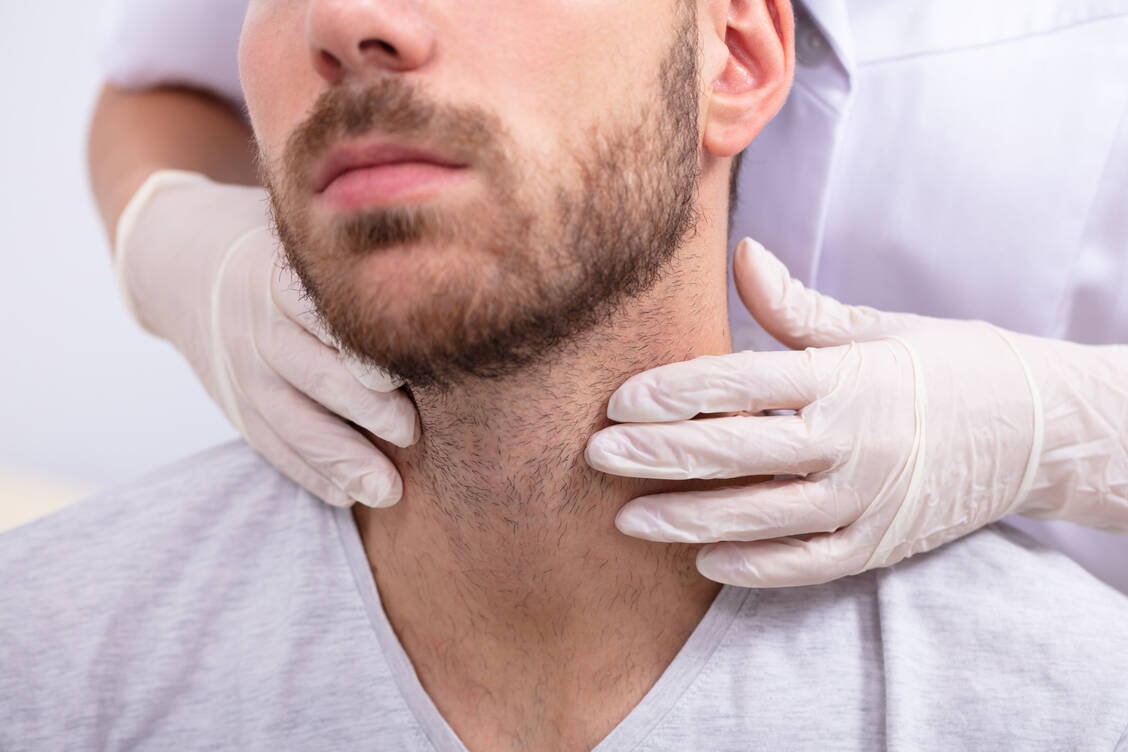Vor Beginn einer Immuntherapie sollte die Schilddrüse untersucht werden. / Foto: Adobe Stock/Andrey Popov