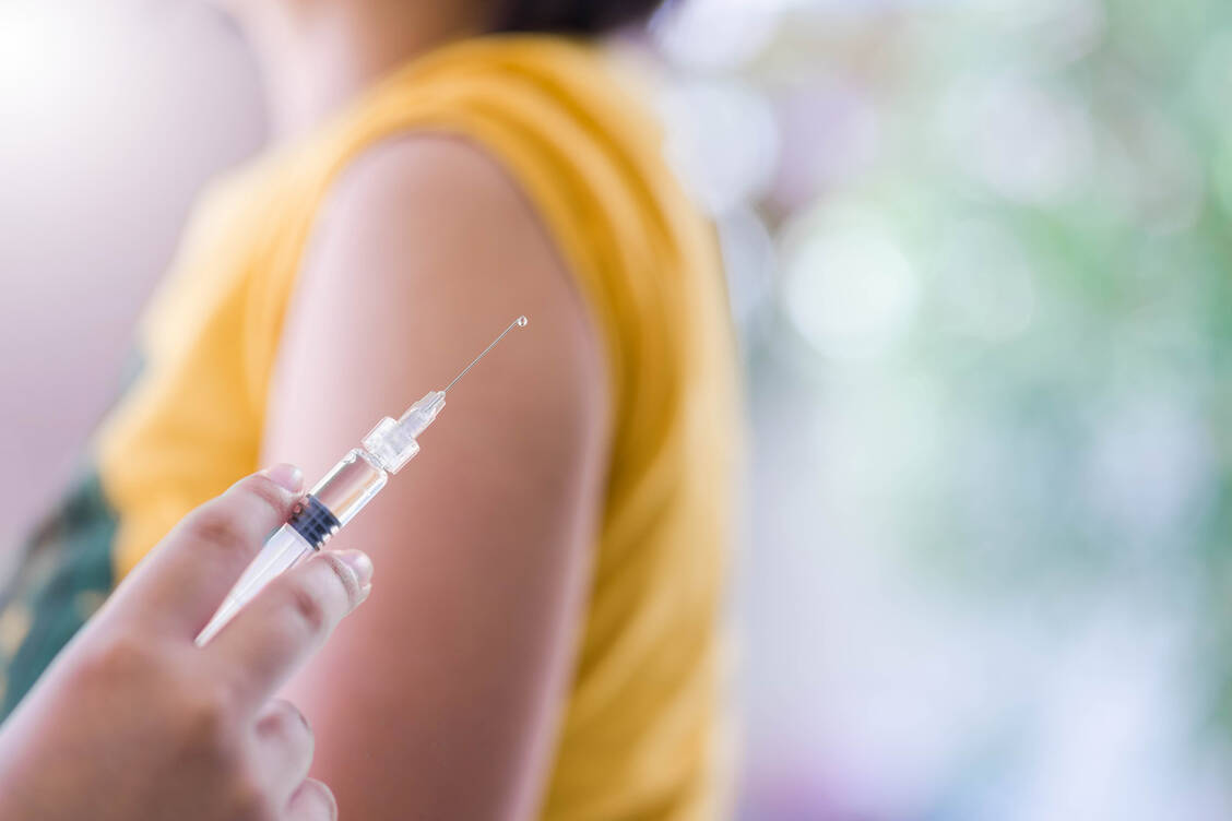 Gegen Grippe impfen, das wird künftig mehr und mehr auch von Apothekerinnen und Apothekern geleistet werden. / Foto: Getty Images/Manit Chaidee