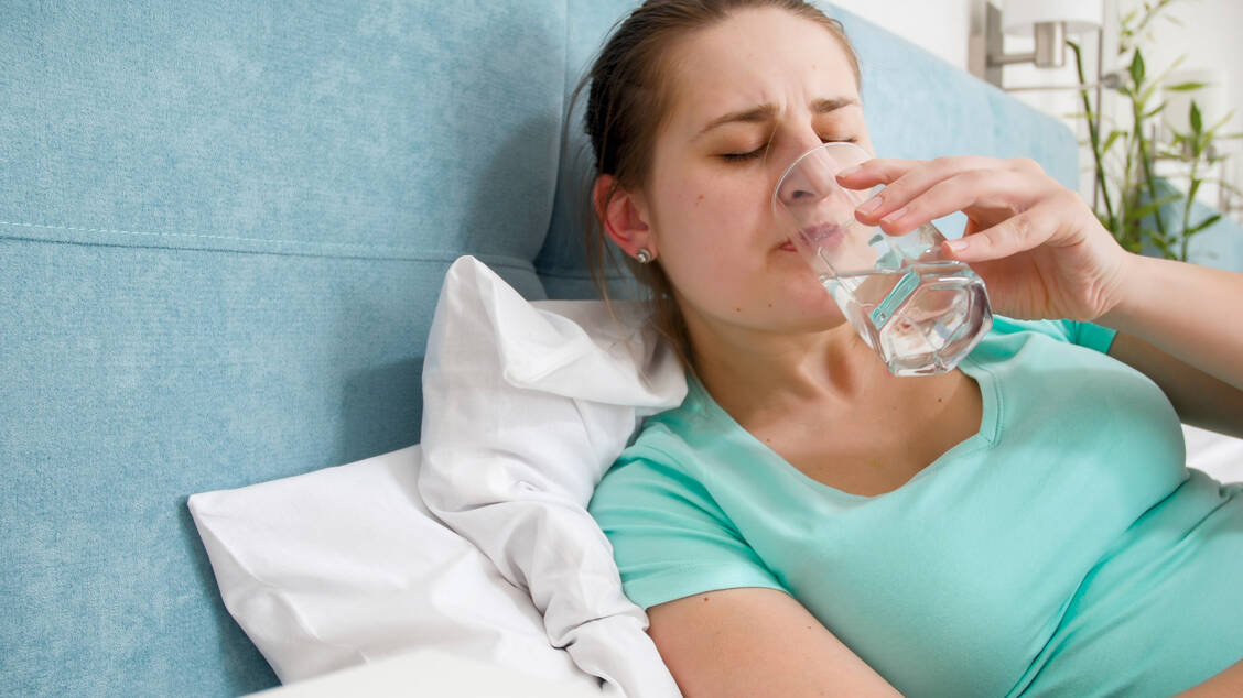 The most important step to be taken in the case of (travel-related) diarrhoea is the oral rehydration. This will prevent possible complications arising from the loss of water. / Foto: Adobe Stock/Кирилл Рыжов