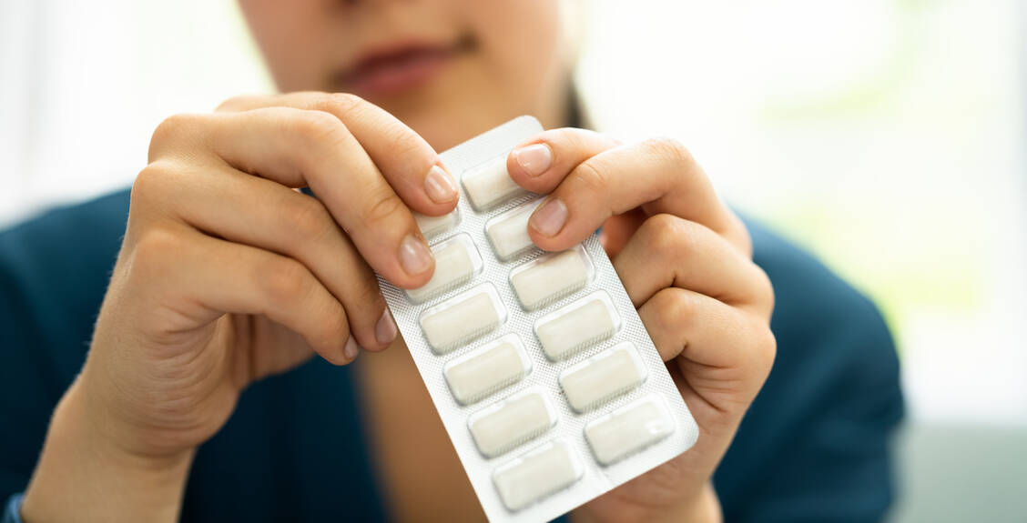 Es muss nicht immer Kaugummi sein: Welche Alternativen Raucher im Rahmen einer Nikotinersatztherapie nutzen können, erklärten Mitarbeiter der Firma Kenvue bei einem Workshop auf der Expopharm.  / © Getty Images/Andrey Popov