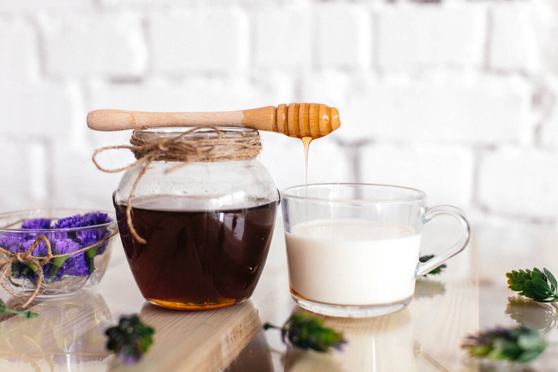 Die Wirksamkeit von Honigmilch ist nicht nachgewiesen. Dennoch kann sie einen Placeboeffekt haben. / © Getty Images/StefaNikolic
