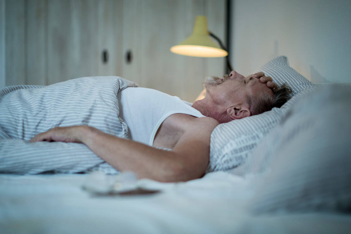 Ist Einschlafen aufgrund von kreisenden Gedanken nicht möglich, ist es besser aufzustehen und zunächst etwas anderes zu tun, bis die Müdigkeit kommt. / © Getty Images/EMS-FORSTER-PRODUCTIONS