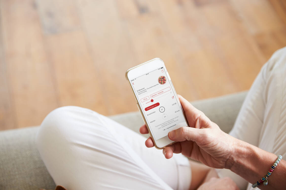 Ein Beispiel für zertifizierte Programme: die App »Broteinheiten/BE Rechner PRO« von Jommi Online hilft Patienten, Broteinheiten beziehungsweise Kalorien schnell abzuschätzen. / Foto: Adobe Stock/Monkey Business/Jommi