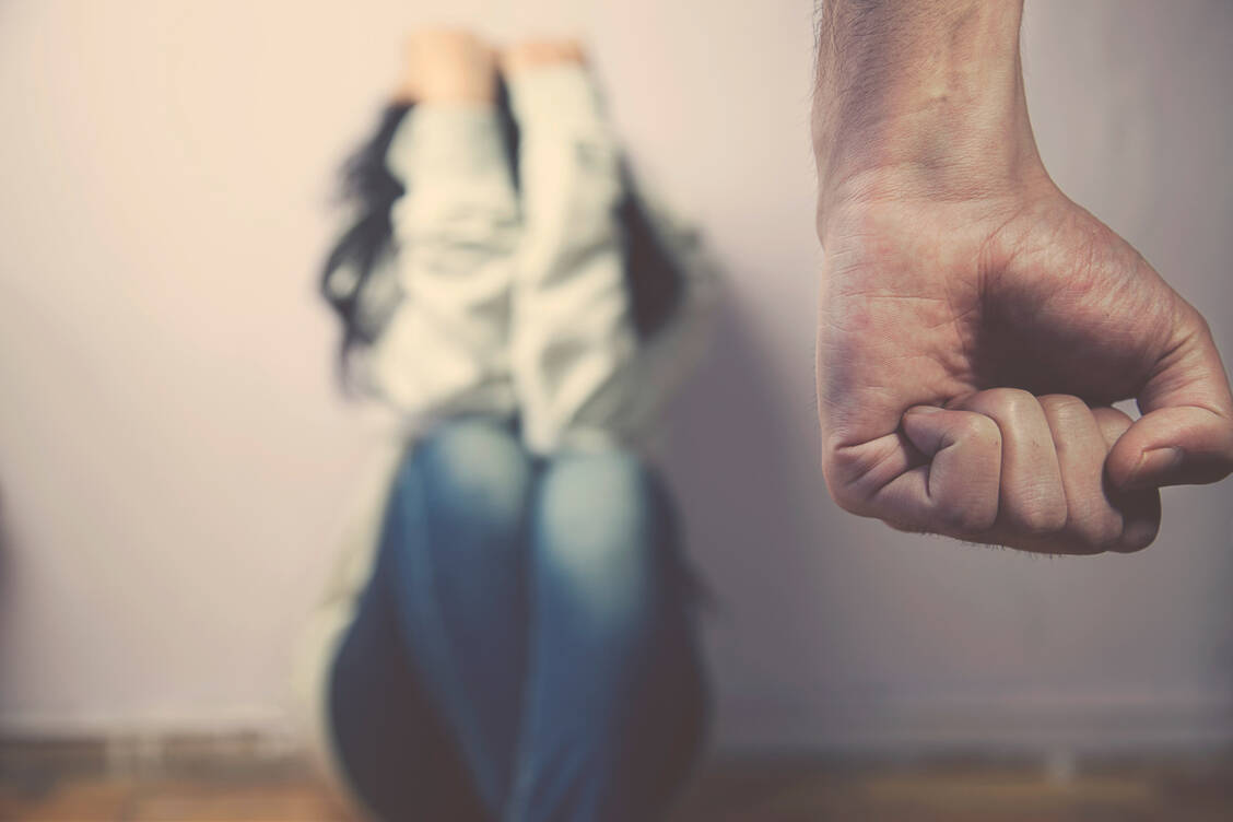 Aufgrund der vorherrschenden Ausgangsbeschränkungen hat sich die  Lage für Frauen, die Opfer häuslicher Gewalt sind, in den letzten Wochen weiter zugespitzt. Die Info-Kampagne  des Hilfetelefons »Gewalt gegen Frauen« soll die Aufmerksamkeit  auf das Thema lenken und die Unterstützung des Hilfetelefons bekannter machen.  / Foto: Adobe Stock/Tiko